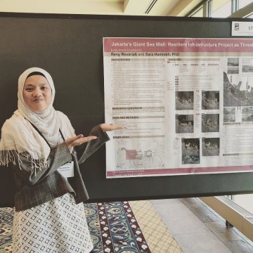 MUD student presents a poster at a conference